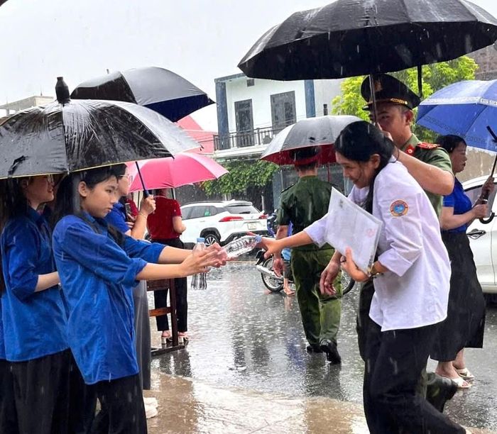 Trong ngày thi đầu tiên (11/6) thời tiết tại nhiều điểm thi ở Hà Tĩnh có mưa to, các cán bộ chiến sĩ Công an Hà Tĩnh, các đoàn viên thanh niên trong đội tình nguyện đã hỗ trợ các thí sinh vào điểm thi an toàn, không bị ướt mưa