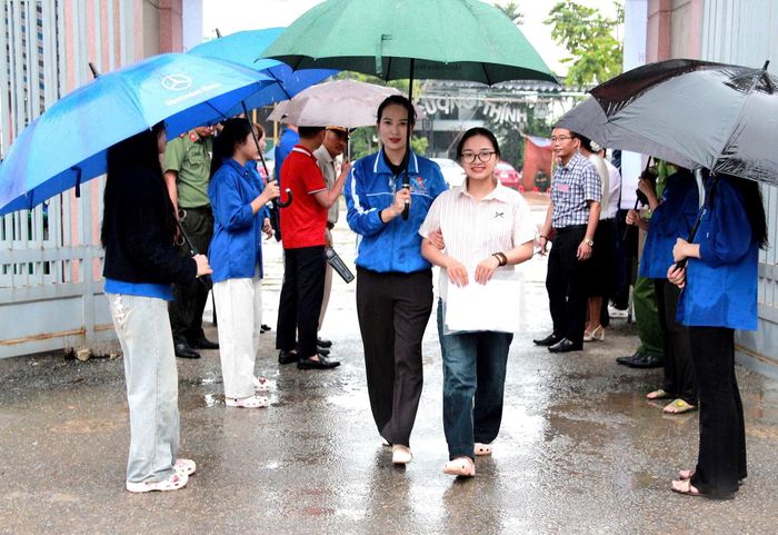 Không chỉ ghi dấu bằng công tác tổ chức chu đáo, kỳ thi còn để lại nhiều hình ảnh đẹp về tinh thần trách nhiệm, sự tận tâm và nghĩa tình của các lực lượng đồng hành. Những nụ cười, lời động viên của tình nguyện viên cùng sự hỗ trợ kịp thời của lực lượng công an đã tiếp thêm động lực, góp phần giúp các sĩ tử vững tin vượt qua kỳ thi quan trọng.