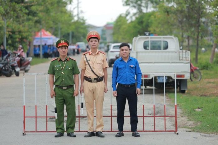 Để bảo đảm kỳ thi diễn ra an toàn, nghiêm túc và đúng quy chế, Công an tỉnh Hà Tĩnh đã huy động gần 1.000 lượt cán bộ, chiến sĩ cùng lực lượng tham gia bảo vệ an ninh trật tự ở cơ sở làm nhiệm vụ tại các điểm thi.