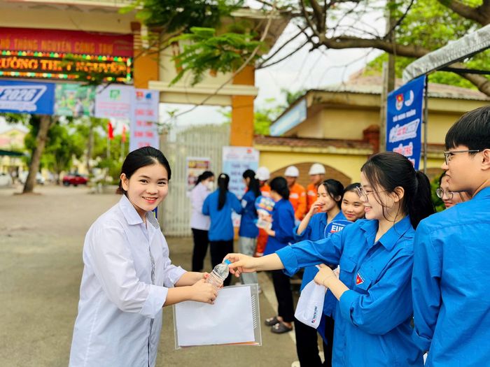 Theo lãnh đạo Sở GD-ĐT Hà Tĩnh, với sự chuẩn bị chu đáo của các lực lượng, công tác tổ chức Kỳ thi tốt nghiệp THPT 2026 tại Hà Tĩnh đã diễn ra an toàn, nghiêm túc, đúng quy chế.