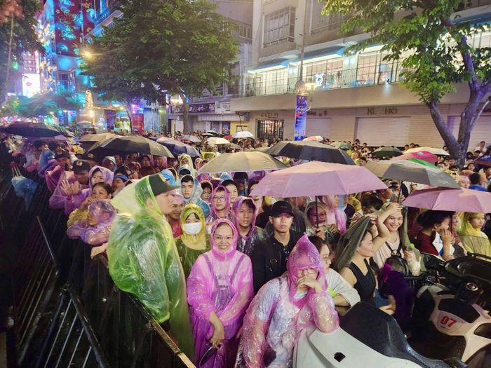 Dù trời mưa to, nhưng đông đảo người dân TP. Hồ Chí Minh vẫn tập trung tại phố đi bộ Nguyễn Huệ thưởng thức các tiết mục nghệ thuật