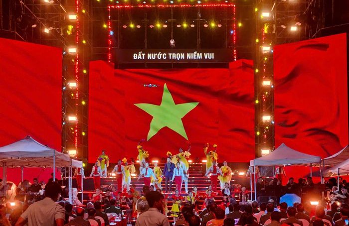 Sắc màu rực rỡ mang đầy tinh thần tự hào của dân tộc
