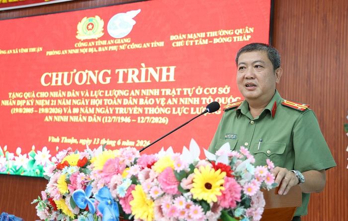 Thượng tá Huỳnh Quốc Tiến, Phó Trưởng phòng An ninh nội địa Công an tỉnh phát biểu tại Chương trình. Ảnh: Tiến Tầm