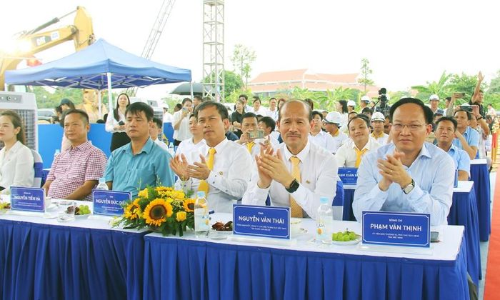 Phó Chủ tịch UBND tỉnh Phạm Văn Thịnh dự lễ ra quân triển khai tuyến đường. Ảnh: Báo Bắc Ninh.