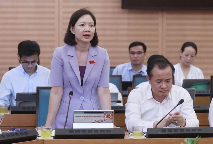 Đại biểu Đỗ Thị Lan Hương, Bí thư Đảng ủy, Chủ tịch HĐND phường Tùng Thiện thảo luận tại Tổ. Ảnh: Hanoi.gov.