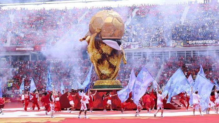 Mô hình cúp World Cup bị bung bộ phận. Ảnh: FIFA