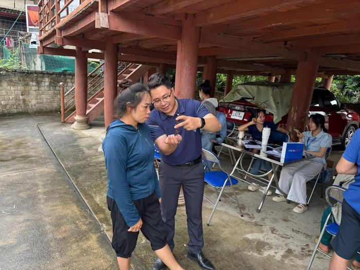 Cán bộ tham gia Chiến dịch “Mùa hè số cùng VNeID” trực tiếp hướng dẫn người dân sử dụng ứng dụng VNeID và các tiện ích số, góp phần đưa chuyển đổi số đến gần hơn với người dân vùng sâu, vùng xa.