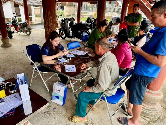 Lực lượng Công an tỉnh Điện Biên phối hợp với các đơn vị liên quan hướng dẫn người dân tích hợp giấy tờ cá nhân, tài khoản dịch vụ công trên ứng dụng VNeID trong khuôn khổ Chiến dịch “Mùa hè số cùng VNeID”.