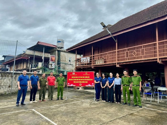 Lực lượng Công an, đoàn viên thanh niên và các đơn vị phối hợp tham gia Chiến dịch “Mùa hè số cùng VNeID, hướng dẫn công dân số, đồng hành cùng Nhân dân thực hiện Đề án 06” tại địa bàn huyện Mường Thanh.