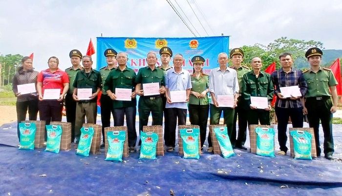 Đại diện Cụm thi đua số 6, Bộ Công an tặng quà cho các gia đình chính sách trên địa bàn xã Tiên Yên, tỉnh Tuyên Quang.