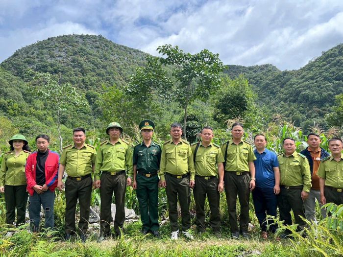 Các cán bộ Đoàn khảo sát thực tế quần thể khỉ tại hai xã Sà Phìn và Lũng Cú.