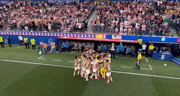 Các cầu thủ Mỹ chung vui với trận thắng 4-1