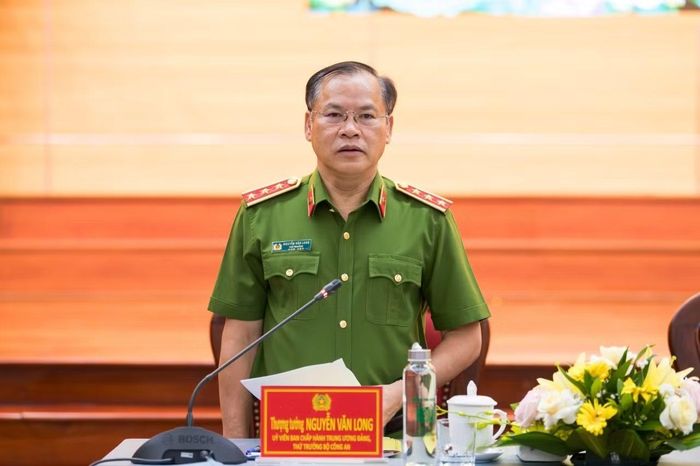Thứ trưởng Nguyễn Văn Long phát biểu chỉ đạo tại buổi làm việc.