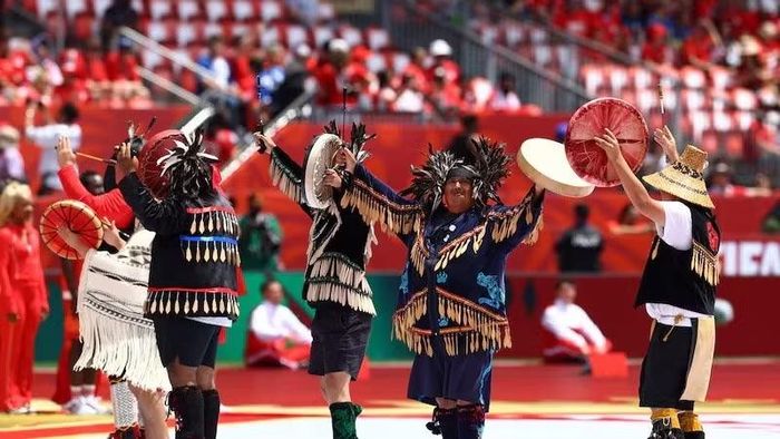 Nước chủ nhà cố gắng đưa bản sắc cộng đồng bản địa Canada vào sân khấu World Cup. Ảnh: thenationalnews.