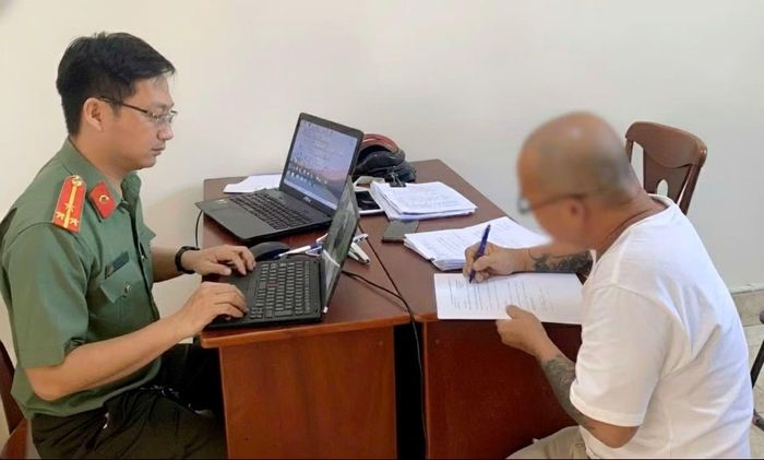 Công an TP Đà Nẵng xử phạt một đối tượng chia sẻ thông tin xuyên tạc từ Lê Trung Khoa.