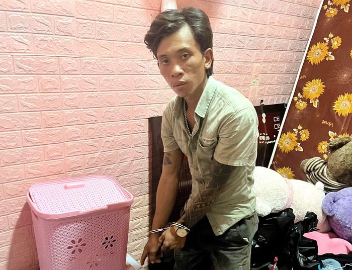 Đối tượng Dương Nguyễn Chí Thanh được đưa về nơi ở để khám xét thu giữ thêm túi nilon nhỏ có chứa chất tinh thể màu trắng.