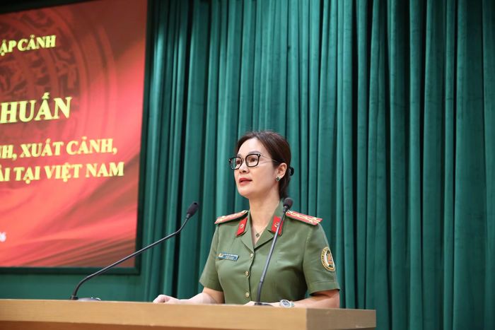 Đại tá Nguyễn Thị Bình Phương, Trưởng phòng 4, Cục Quản lý xuất nhập cảnh phát biểu tại hội nghị.