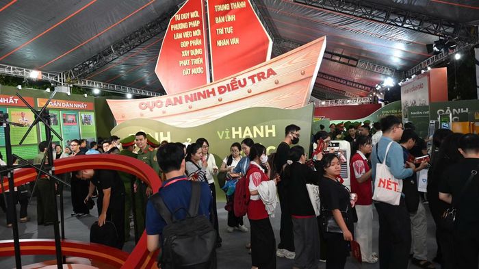  Rất đông người dân và cán bộ chiến sĩ tham quan khu vực trưng bày của Cục An ninh điều tra. 