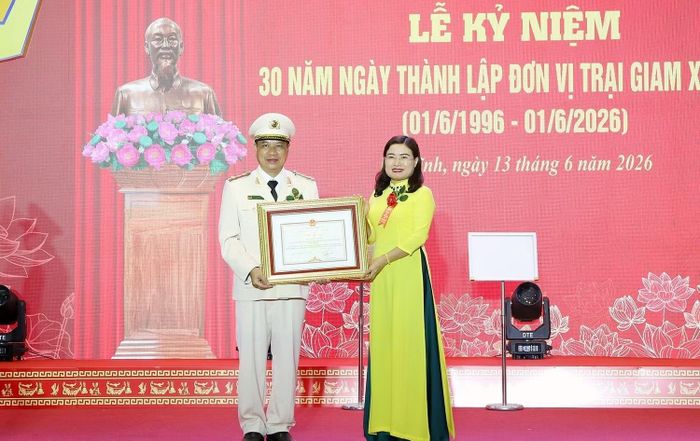 Phó Chủ tịch UBND tỉnh Nguyễn Thị Nguyệt tặng Bằng khen của Chủ tịch UBND tỉnh cho Trại giam Xuân Hà.