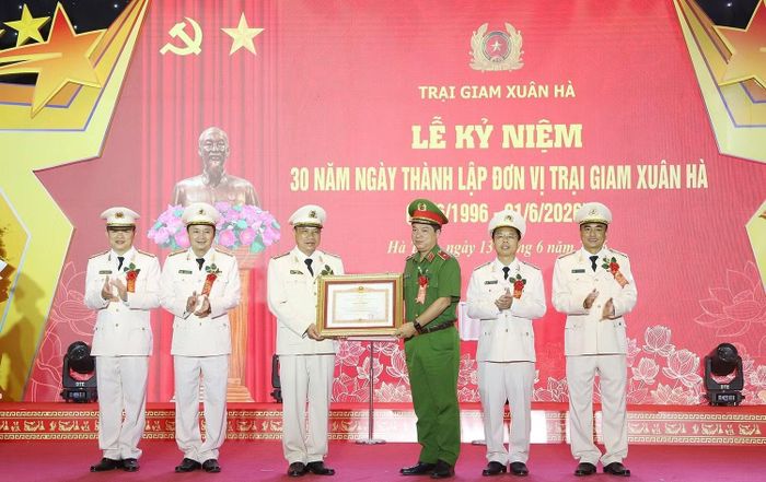 Thừa ủy quyền, Thiếu tướng Nguyễn Thanh Trường - Cục trưởng Cục C10 tặng Bằng khen của Thủ tướng Chính phủ cho Trại giam Xuân Hà.