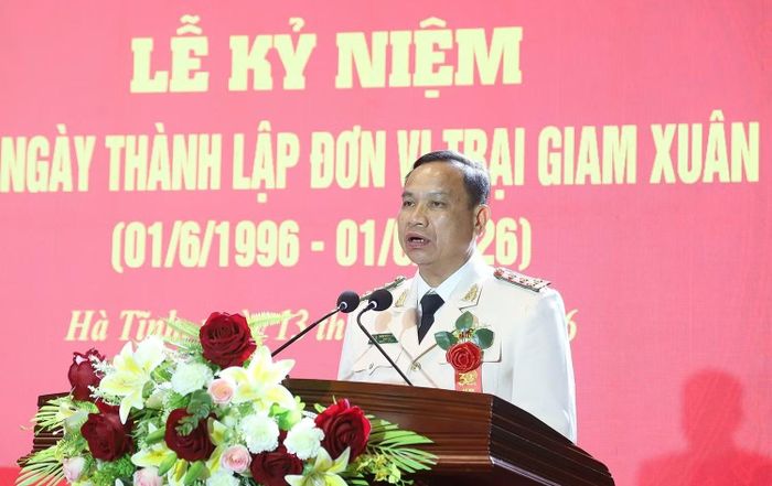 Đại tá Phan Đình Thành - Giám thị Trại giam Xuân Hà phát biểu đáp từ tại buổi lễ.
