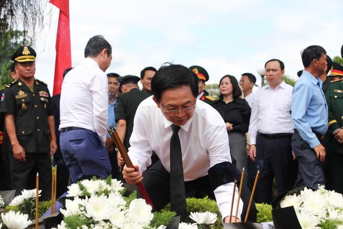 Phó Thủ tướng Hồ Quốc Dũng thắp hương tưởng nhớ các Anh hùng liệt sĩ.