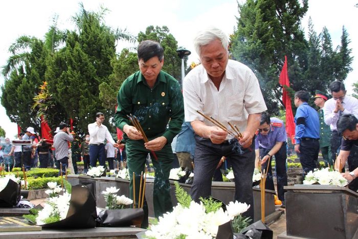 Người dân, đồng đội bày tỏ lòng tiếc thương các Anh hùng liệt sĩ.