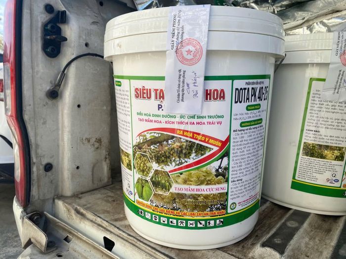 Một số sản phẩm phân bón giả và phương tiện vận chuyển đi tiêu thụ bị Công an TP Cần Thơ bắt giữ.