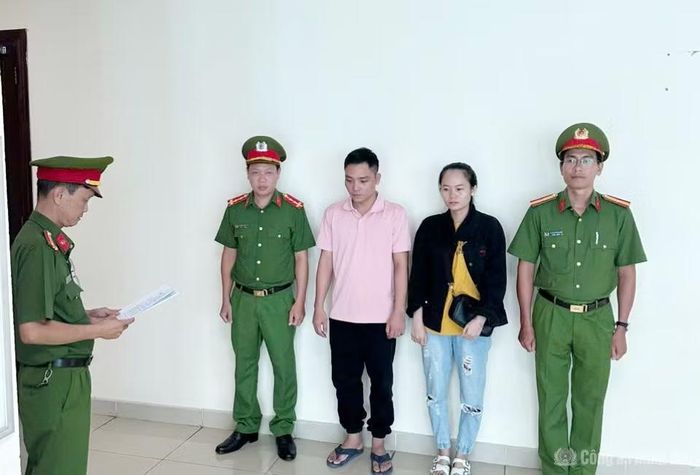 Cơ quan CSĐT tống đạt các quyết định tố tụng đối với vợ chồng Thiệt và Triệu.