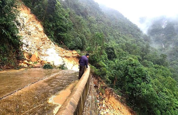 Đến nay, điểm sạt lở tại tuyến đường dẫn lên Bạch Mã vẫn chưa được khắc phục.