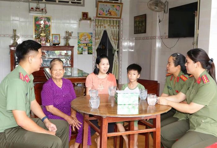 Thiếu tá Huỳnh Thị Trúc Xuân cùng đồng đội đến thăm, trao tiền hỗ trợ cho cháu Nguyễn Gia Thịnh.