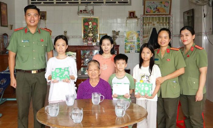 Thiếu tá Huỳnh Thị Trúc Xuân đã chủ động tham mưu xây dựng và ra mắt mô hình Dân vận khéo “Con nuôi Công an phường”.