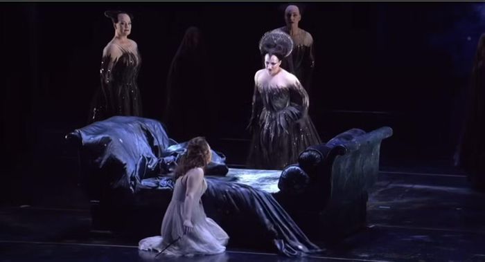 Cảnh trong vở Queen of the Night (Nữ hoàng bóng đêm) - một trong những vở diễn "đóng đinh" tên tuổi của Diana Damrau.