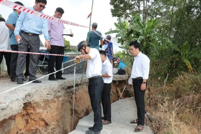Đoàn kiểm tra khảo sát các khu vực sạt lở, sụt lún. Ảnh Thu Nhất.