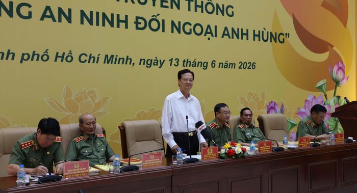 Nguyên Thủ tướng Chính phủ Nguyễn Tấn Dũng chia sẻ kinh nghiệm trong công tác đối ngoại tại tọa đàm.