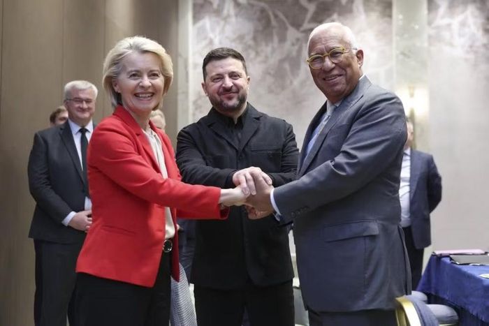 Tổng thống Ukraine Zelensky cùng Chủ tịch Hội đồng châu Âu Antonio Costa và Chủ tịch Ủy ban châu Âu Ursula von der Leyen. Ảnh: Europa.eu