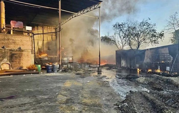 Khu vực cháy chứa nhiều thùng phuy chứa nhớt thải.
