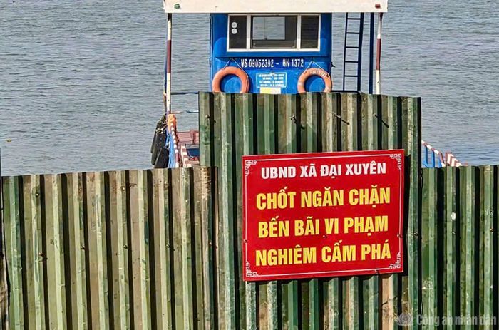 Lực lượng chức năng tổ chức rào chắn lối xuống bến không phép.