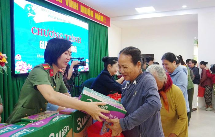 Người dân xã Xuân Hải xúc động khi được tặng quà từ "Gian hàng 0 đồng" do Hội Phụ nữ Công an tỉnh Khánh Hòa phối hợp các đơn vị tổ chức.