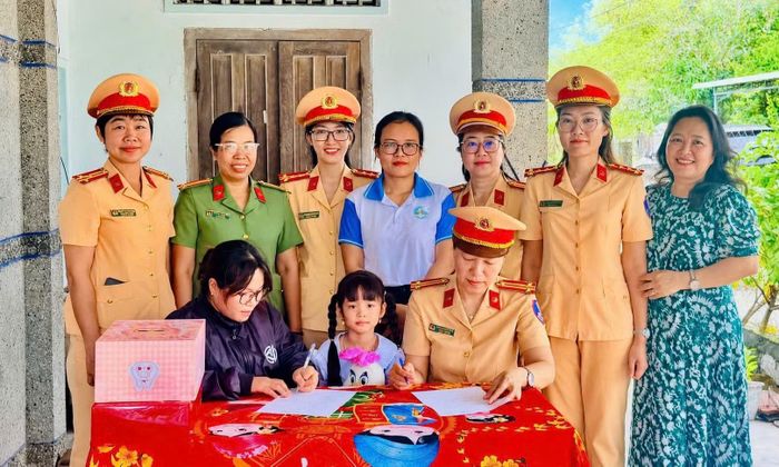 Hội Phụ nữ Phòng CSGT Công an tỉnh Khánh Hòa đảm nhận đỡ đầu cháu Nguyễn Bảo Ngân, trú tại xã Vạn Ninh, lầm cảnh mồ côi cha mẹ.