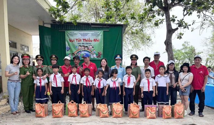 Hội Phụ nữ Phòng Kỹ thuật nghiệp vụ và Ngoại tuyến Công an tỉnh Khánh Hòa trao tặng quà cho học sinh nghèo vượt khó, hiếu học ở Trường Tiểu học Nhơn Sơn, phường Đô Vinh.