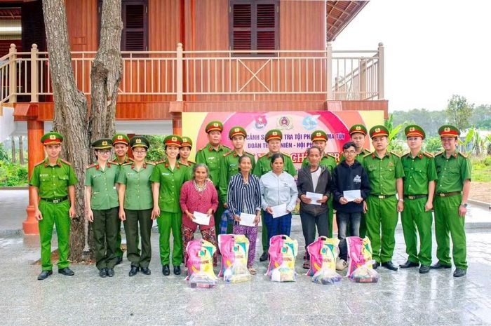 Hội Phụ nữ Phòng CSĐT tội phạm về ma túy Công an tỉnh Khánh Hòa trao tặng quà cho những gia đình có hoàn cảnh khó khăn ở xã Đông Khánh Sơn.