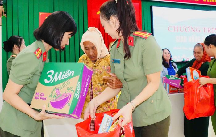 Phụ nữ Công an tỉnh Khánh Hòa hỗ trợ người dân ở xã Xuân Hải tiếp nhận quà tặng từ "Gian hàng 0 đồng".