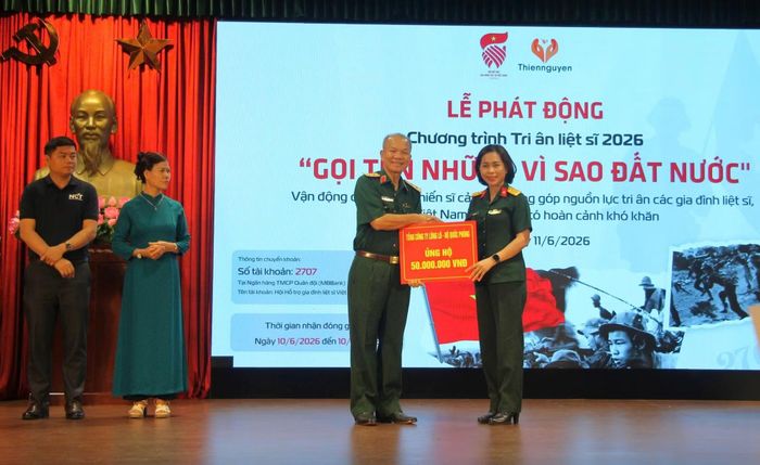 Nhiều đơn vị, nhà hảo tâm đã trực tiếp ủng hộ tại lễ phát động chương trình tri ân liệt sĩ 2026 do Hội Hỗ trợ gia đình liệt sĩ Việt Nam vừa tổ chức.