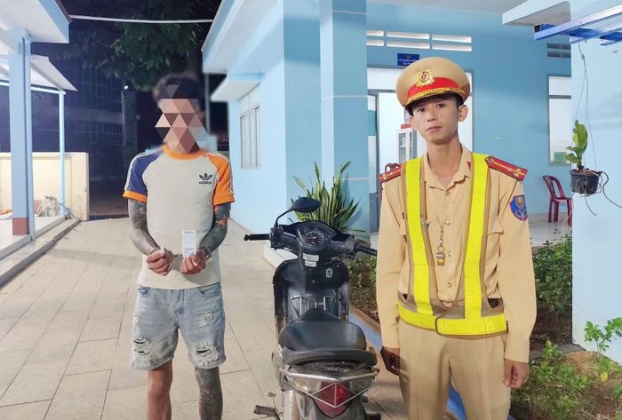CSGT phối hợp với Cảnh sát trật tự Công an xã Bàu Hàm phát hiện nam thanh niên điều khiển xe mô tô trên đường Nguyễn Hoàng dương tính ma túy tối 20/4.