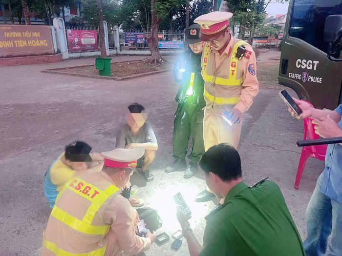 Ngày 15/4, Đội CSGT đường bộ số 2 kiểm tra, phát hiện trong cabin xe ô tô tải có dụng cụ nghi sử dụng ma túy trên Quốc lộ 20 (đoạn qua xã Thống Nhất).