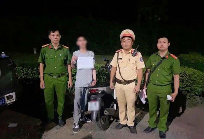 Tổ công tác thuộc Trạm CSGT Ngã ba Thái Lan phát hiện một đối tượng dương tính ma túy tối 22/5 và bàn giao cho Công an địa phương xử lý.