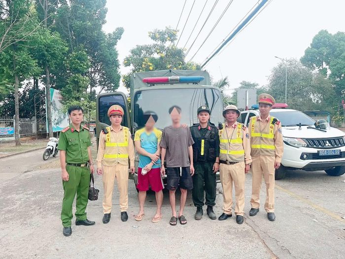 CSGT bàn giao 2 đối tượng cùng tang vật cho Công an xã Thống Nhất tiếp tục điều tra, làm rõ để xử lý.