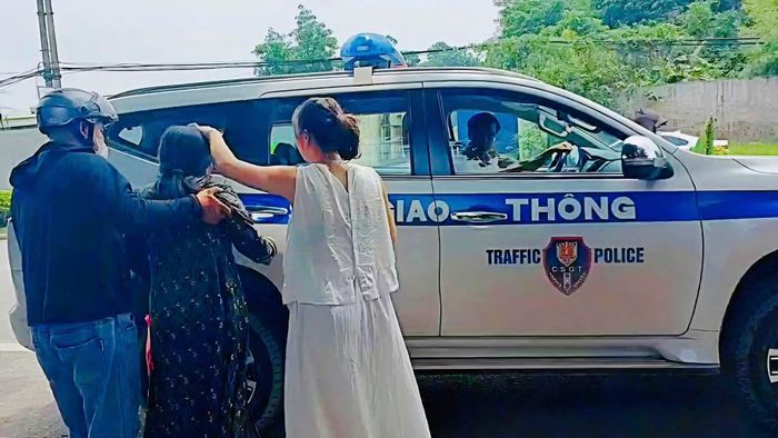 Người bị nạn được cán bộ CSGT đưa đến bệnh viện cấp cứu bằng xe chuyên dụng.