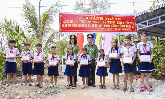 Cục An ninh nội địa trao tặng công trình cầu Kinh Lô 4 và tặng quà cho các em học sinh giỏi có hoàn cảnh khó khăn trên địa bàn xã Tân Phú, huyện Thới Bình, tỉnh Cà Mau (Năm 2024).